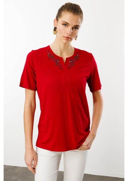 Kadın Açma Yaka Nakış Işlemeli Penye T-Shirt Kırmızı fiyatları