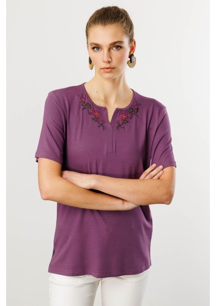 Kadın Açma Yaka Nakış Işlemeli Penye T-Shirt Lila