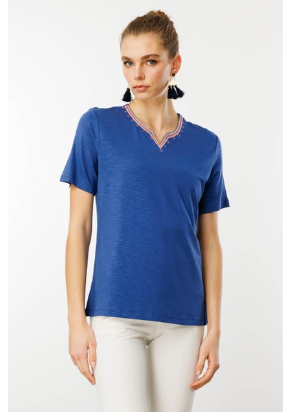 Kadın Yakası Yırtmaçlı ve Işlemeli T-Shirt Indigo