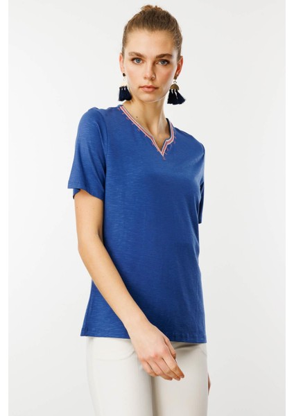 Kadın Yakası Yırtmaçlı ve Işlemeli T-Shirt Indigo modelleri