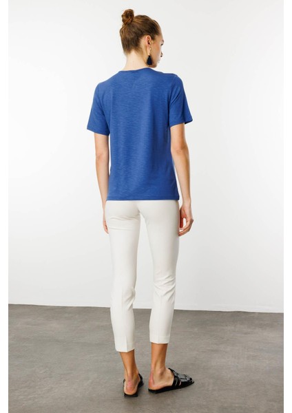 Kadın Yakası Yırtmaçlı ve Işlemeli T-Shirt Indigo fırsatları