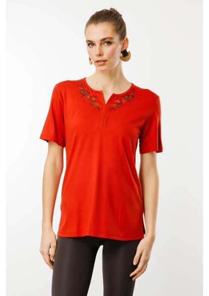 Kadın Açma Yaka Nakış Işlemeli Penye T-Shirt Oranj