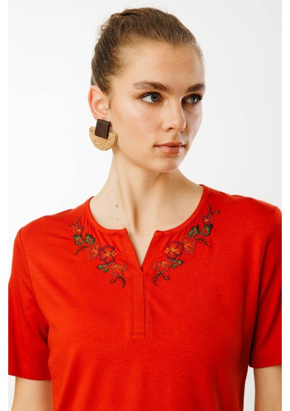 Kadın Açma Yaka Nakış Işlemeli Penye T-Shirt Oranj fiyatları