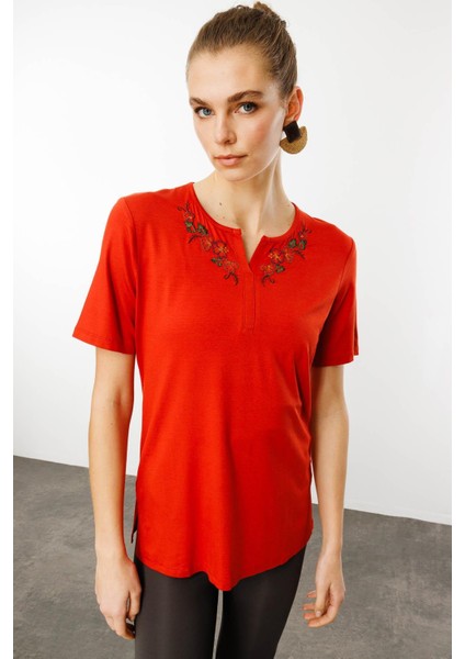 Kadın Açma Yaka Nakış Işlemeli Penye T-Shirt Oranj modelleri