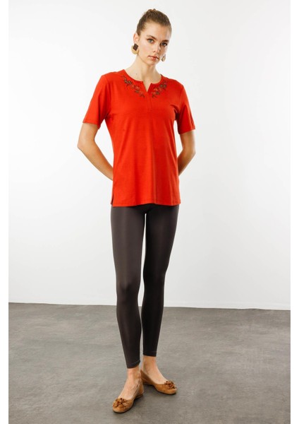 Kadın Açma Yaka Nakış Işlemeli Penye T-Shirt Oranj indirimleri