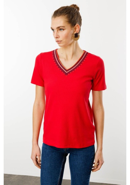 Kadın V Yaka Yakası Nakış Işlemeli Pamuklu T-Shirt Kırmızı indirimleri