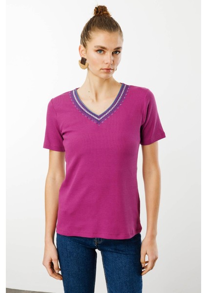 Kadın V Yaka Yakası Nakış Işlemeli Pamuklu T-Shirt Fuşya modelleri