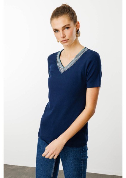 Kadın V Yaka Yakası Nakış Işlemeli Pamuklu T-Shirt Lacivert modelleri