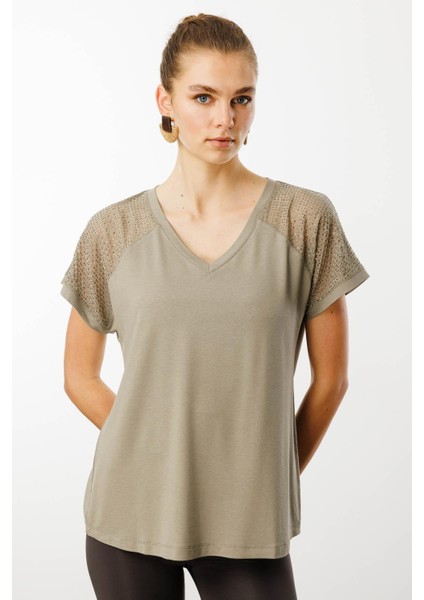 Kadın V Yaka Omuzları Taş Baskılı Penye T-Shirt Haki modelleri