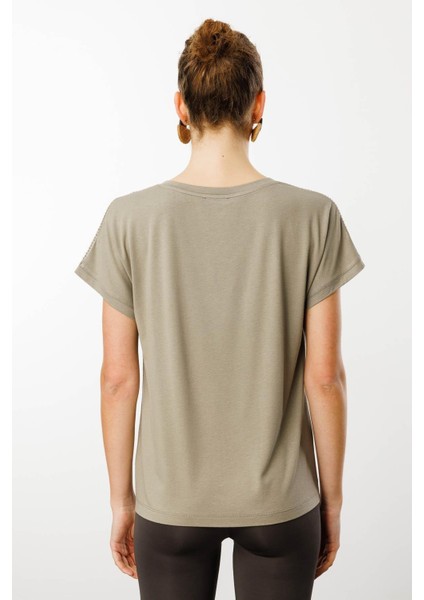 Kadın V Yaka Omuzları Taş Baskılı Penye T-Shirt Haki fırsatları