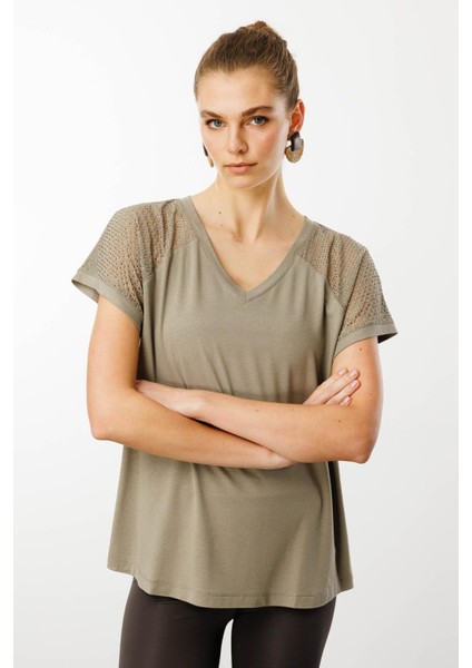 Kadın V Yaka Omuzları Taş Baskılı Penye T-Shirt Haki indirimleri