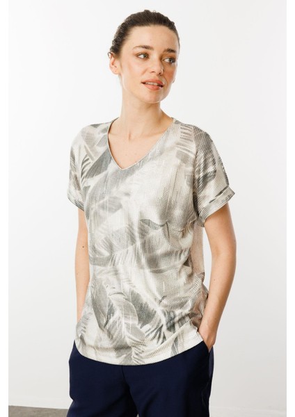 Kadın V Yaka Yaprak Desenli Penye T-Shirt Haki modelleri
