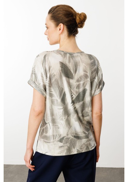 Kadın V Yaka Yaprak Desenli Penye T-Shirt Haki indirimleri