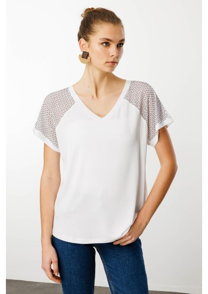 Kadın V Yaka Omuzları Taş Baskılı Penye T-Shirt Beyaz fiyatları