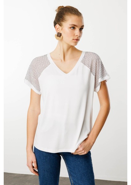Kadın V Yaka Omuzları Taş Baskılı Penye T-Shirt Beyaz fırsatları
