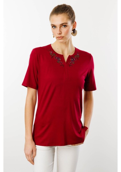 Kadın Açma Yaka Nakış Işlemeli Penye T-Shirt Vişne