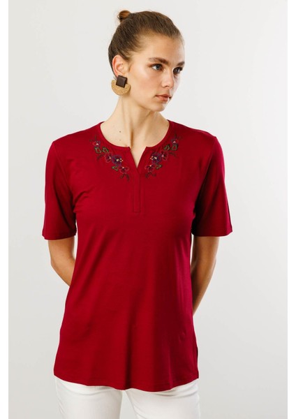 Kadın Açma Yaka Nakış Işlemeli Penye T-Shirt Vişne fiyatları