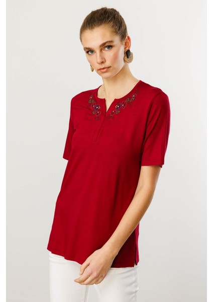 Kadın Açma Yaka Nakış Işlemeli Penye T-Shirt Vişne indirimleri