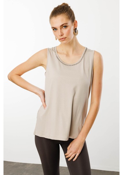 Kadın Sıfır Yaka Yakası Taşlı Askılı T-Shirt Bej modelleri