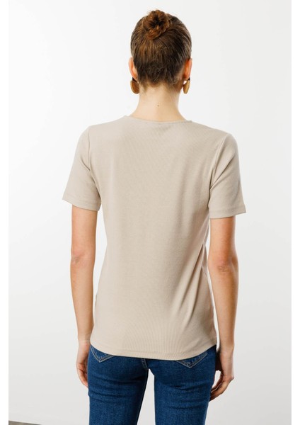 Kadın V Yaka Yakası Nakış Işlemeli Pamuklu T-Shirt Bej fırsatları