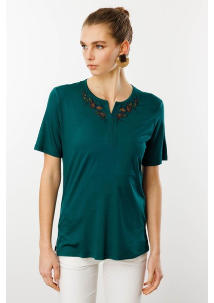 Kadın Açma Yaka Nakış Işlemeli Penye T-Shirt Yeşil fırsatları