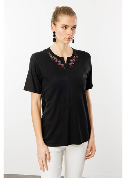 Kadın Açma Yaka Nakış Işlemeli Penye T-Shirt Siyah