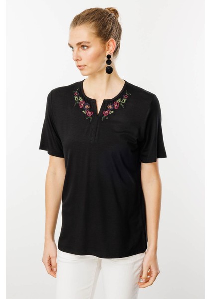 Kadın Açma Yaka Nakış Işlemeli Penye T-Shirt Siyah fiyatları