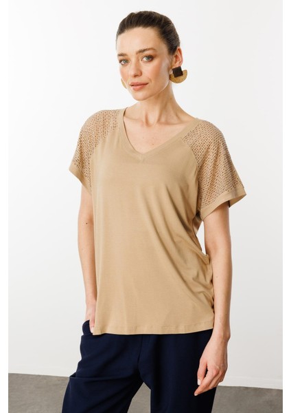 Kadın V Yaka Omuzları Taş Baskılı Penye T-Shirt Vizon