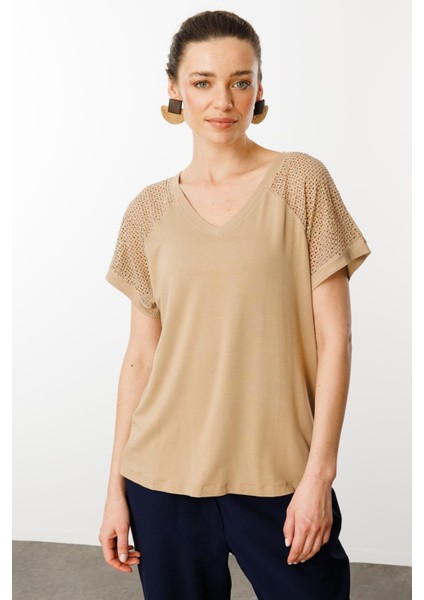 Kadın V Yaka Omuzları Taş Baskılı Penye T-Shirt Vizon fiyatları