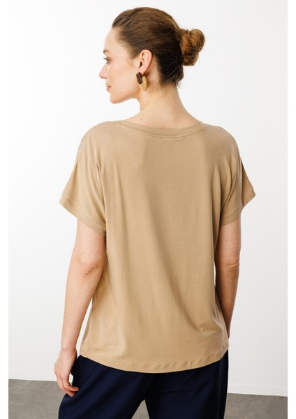 Kadın V Yaka Omuzları Taş Baskılı Penye T-Shirt Vizon fırsatları