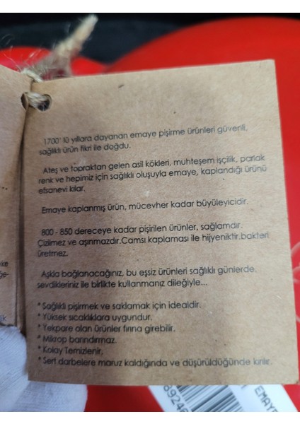 Kırmızı Sahan Emaye 20CM Renklere Dokunun Emeği Hissedin Tatlı Bir Hikaye 1 Adet
