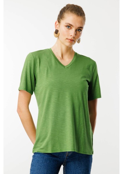 Kadın V Yaka Flamlı Kumaş Basic Tshirt A.yeşil