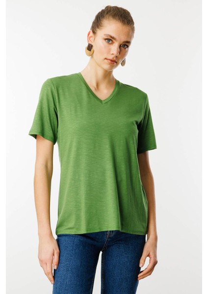 Kadın V Yaka Flamlı Kumaş Basic Tshirt A.yeşil