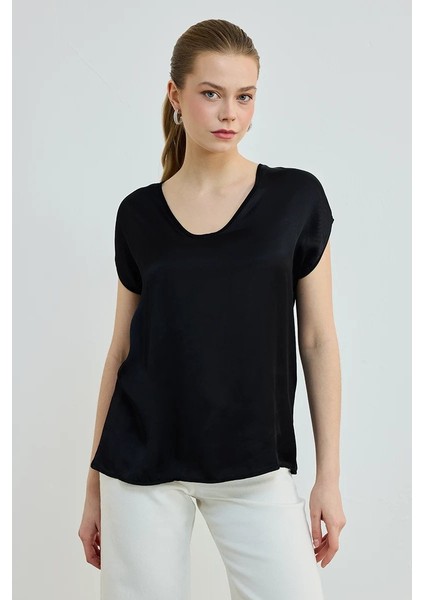 V Yaka Önü Saten Tshirt - Siyah