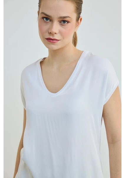 V Yaka Önü Saten Tshirt - Beyaz modelleri