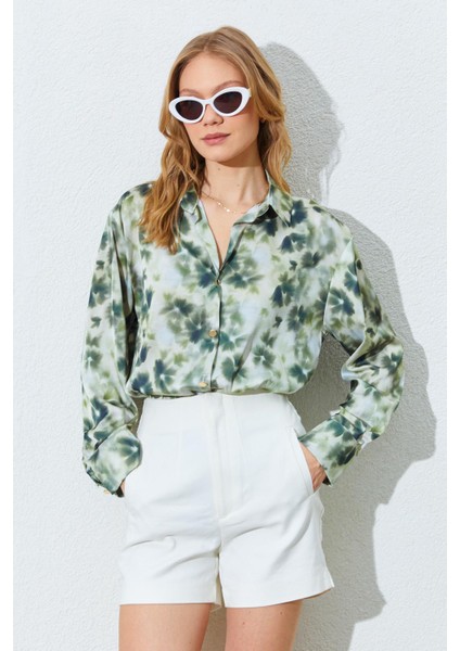 Kadın Yeşil Yaprak Desenli Saten Gömlek
