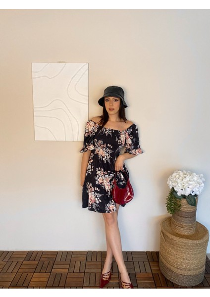 Kadın Çiçek Desenli Eteği Volanlı Göğüs Büzgülü Kol Detaylı Elbise modelleri