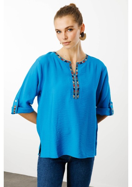 Kadın Açma Yaka Yakası Etnik Nakışlı Gömlek Saks