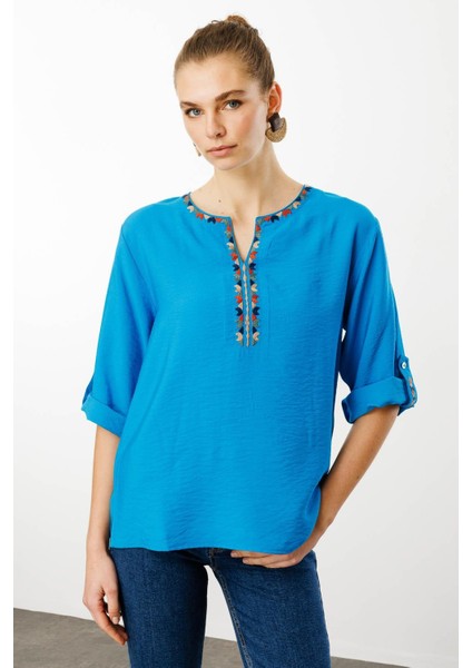 Kadın Açma Yaka Yakası Etnik Nakışlı Gömlek Saks modelleri