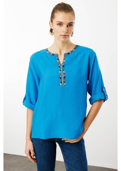 Kadın Açma Yaka Yakası Etnik Nakışlı Gömlek Saks fırsatları