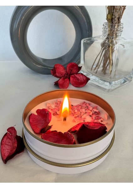 Sade ve Şık Kuru Gül Yaprağı ve Pembe Kumlarla Süslenmiş Egzotik Çiçek Kokulu Mum