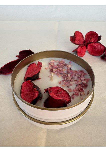 Sade ve Şık Kuru Gül Yaprağı ve Pembe Kumlarla Süslenmiş Egzotik Çiçek Kokulu Mum
