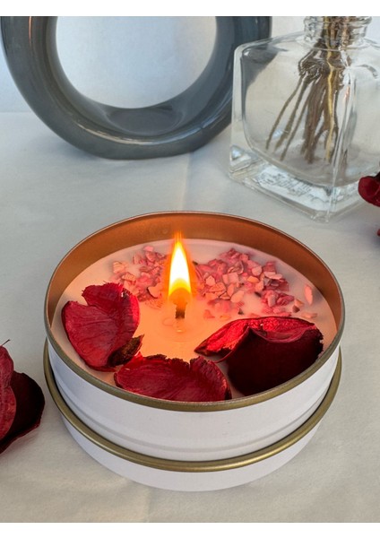 Sade ve Şık Kuru Gül Yaprağı ve Pembe Kumlarla Süslenmiş Egzotik Çiçek Kokulu Mum