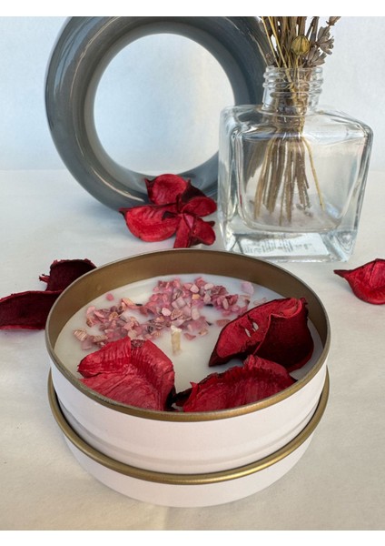 Sade ve Şık Kuru Gül Yaprağı ve Pembe Kumlarla Süslenmiş Egzotik Çiçek Kokulu Mum