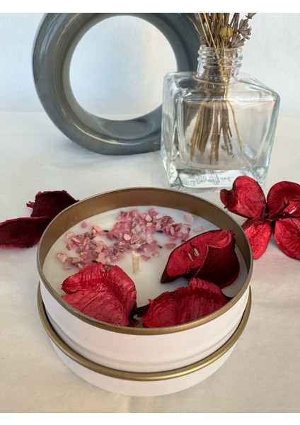 Sade ve Şık Kuru Gül Yaprağı ve Pembe Kumlarla Süslenmiş Egzotik Çiçek Kokulu Mum