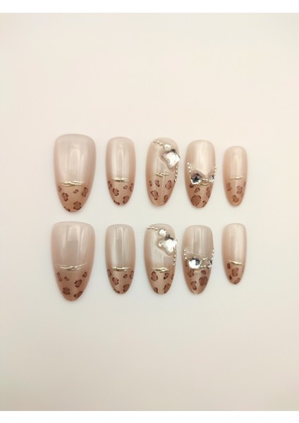 10'lu Orta Badem Model Gümüş Charm Detaylı Leopar Frech Desen Kahverengi Kedi Göz Jel Takma Tırnak