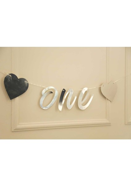 One Yazılı Metalize Gümüş Renk Banner Ipli Duvar Süsü 1 Yaş Parti Süsü modelleri