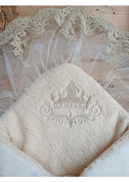 Yenidoğan Kuzulu Taç Nakış Güpürlü Fiyonklu Duvaklı Prizma Taş Unisex Kundak Bebek Battaniyesi indirimleri