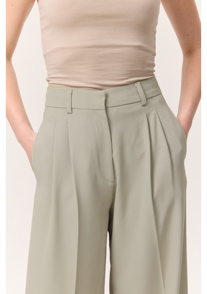Dökümlü Pileli Pantolon Soft Yeşil fırsatları