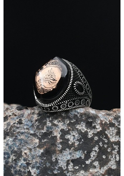 925 Ayar Gümüş Erkek Yüzüğü Hasbiyallah Yazılı (Allah Bana Yeter) Sıkma Kehribar Taşlı 901643 modelleri